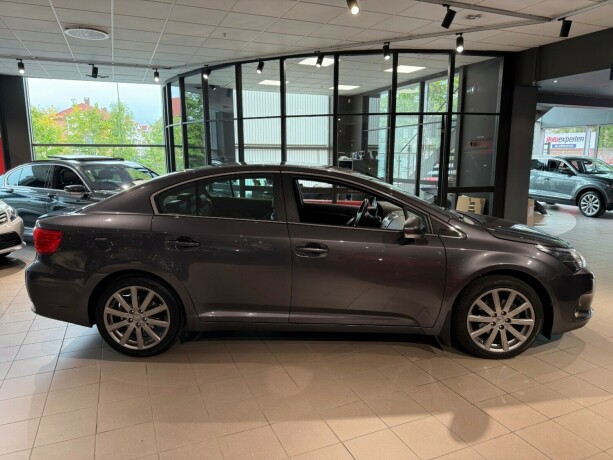 toyota-avensis-bensin-2014-big-7