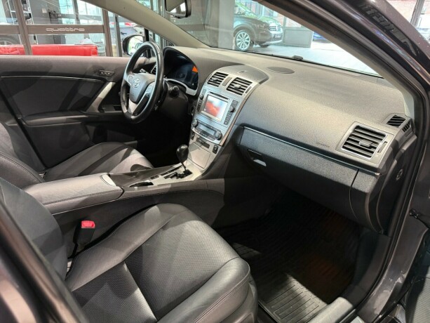 toyota-avensis-bensin-2014-big-15