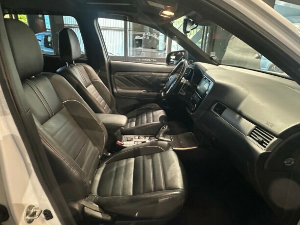 mitsubishi-outlander-elektrisitetbensin-2018-big-17