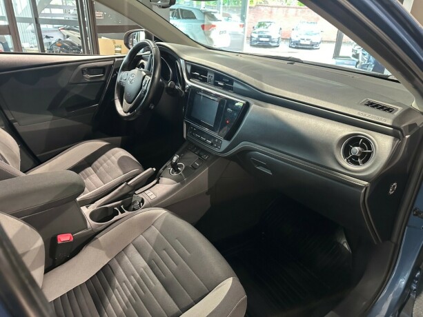 toyota-auris-elektrisitetbensin-2015-big-19