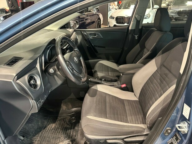 toyota-auris-elektrisitetbensin-2015-big-9