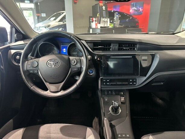 toyota-auris-elektrisitetbensin-2015-big-16