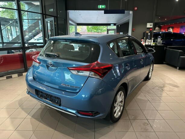 toyota-auris-elektrisitetbensin-2015-big-6