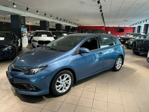 toyota-auris-elektrisitetbensin-2015-big-3