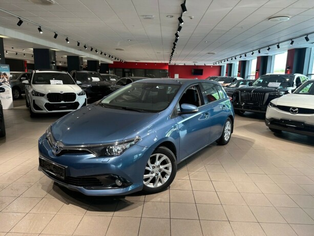 toyota-auris-elektrisitetbensin-2015-big-0