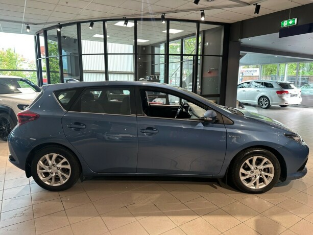 toyota-auris-elektrisitetbensin-2015-big-5