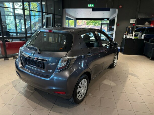 toyota-yaris-bensin-2013-big-8