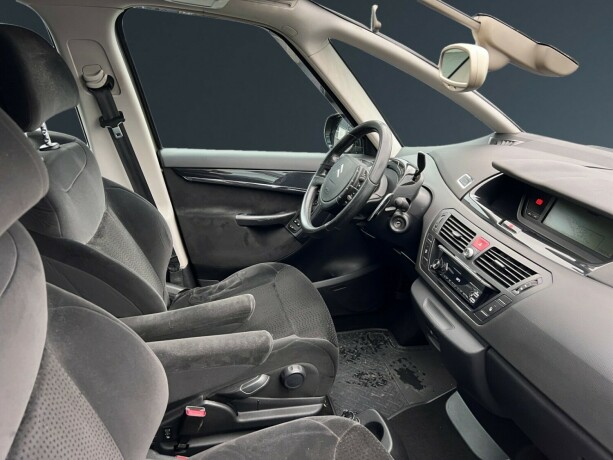 citroen-c4-picasso-diesel-2008-big-11