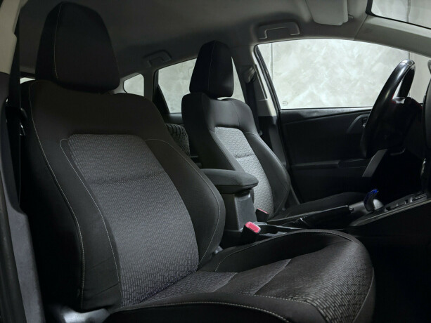 toyota-auris-elektrisitetbensin-2014-big-7