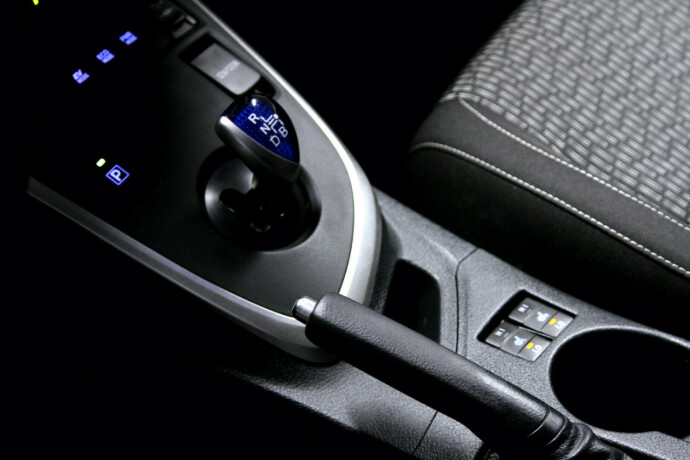 toyota-auris-elektrisitetbensin-2014-big-13