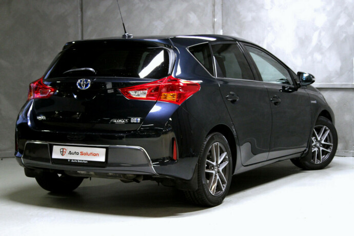 toyota-auris-elektrisitetbensin-2014-big-1