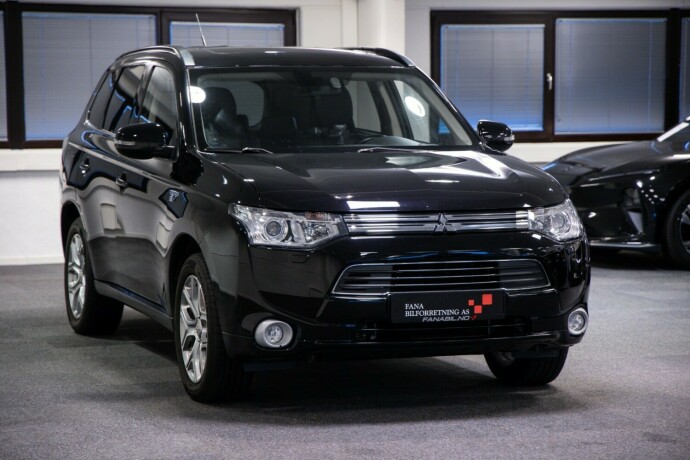 mitsubishi-outlander-elektrisitetbensin-2015-big-3