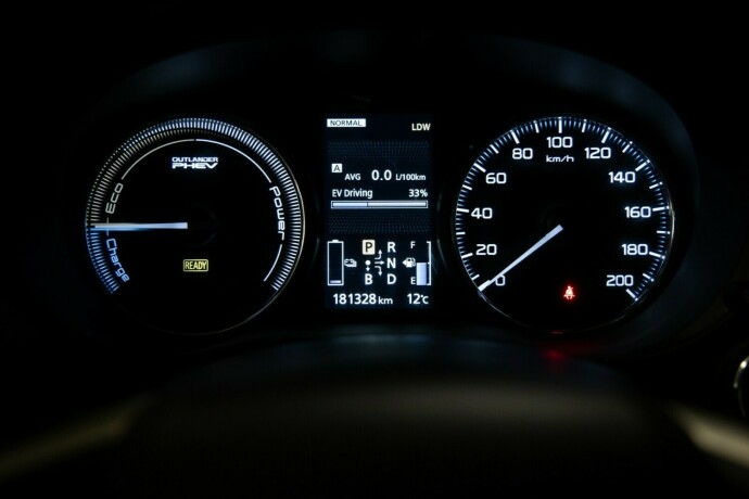 mitsubishi-outlander-elektrisitetbensin-2015-big-11