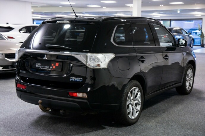 mitsubishi-outlander-elektrisitetbensin-2015-big-2