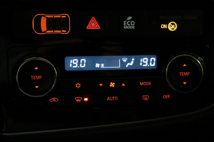 mitsubishi-outlander-elektrisitetbensin-2015-big-15