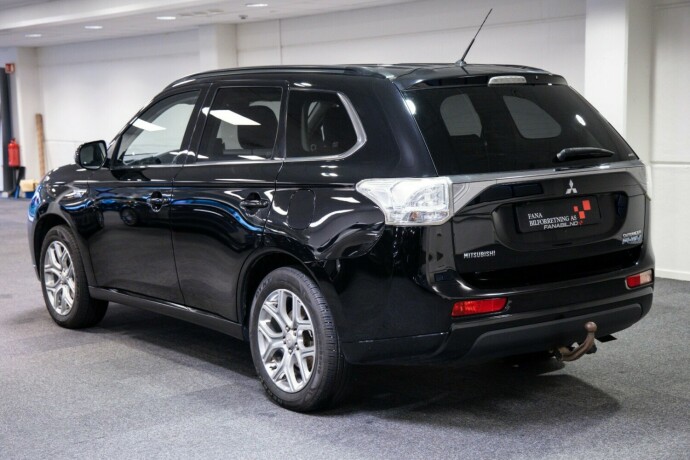 mitsubishi-outlander-elektrisitetbensin-2015-big-1