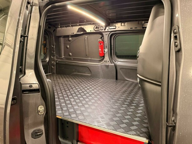 peugeot-partner-diesel-2019-big-15