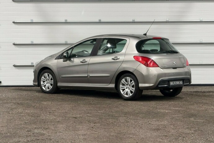 peugeot-308-bensin-2011-big-3