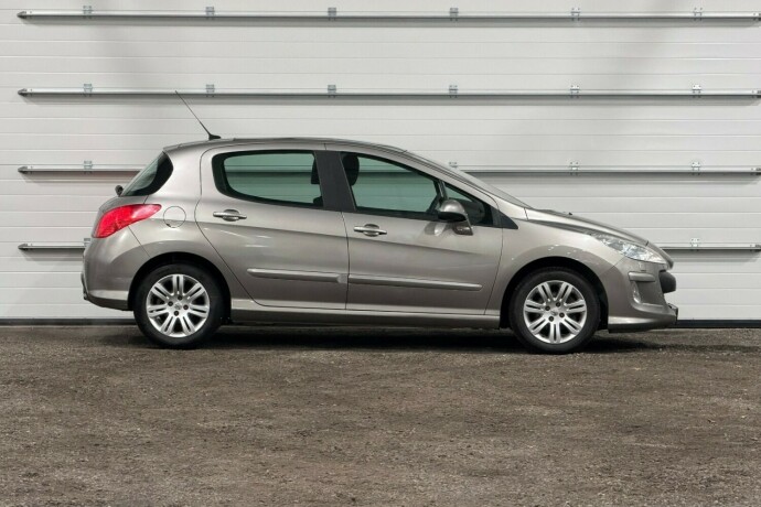 peugeot-308-bensin-2011-big-1