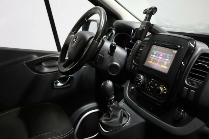 opel-vivaro-diesel-2017-big-7