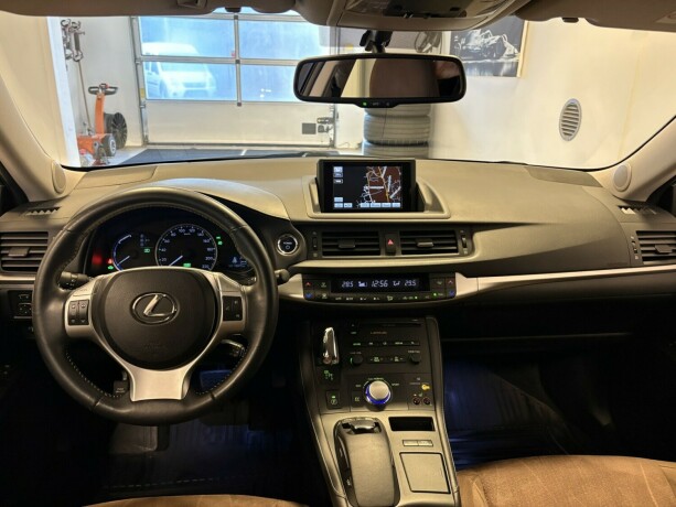 lexus-ct200h-bensin-2012-big-13