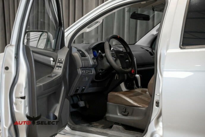 isuzu-d-max-diesel-2013-big-19