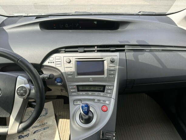 toyota-prius-elektrisitetbensin-2013-big-11