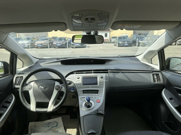 toyota-prius-elektrisitetbensin-2013-big-10