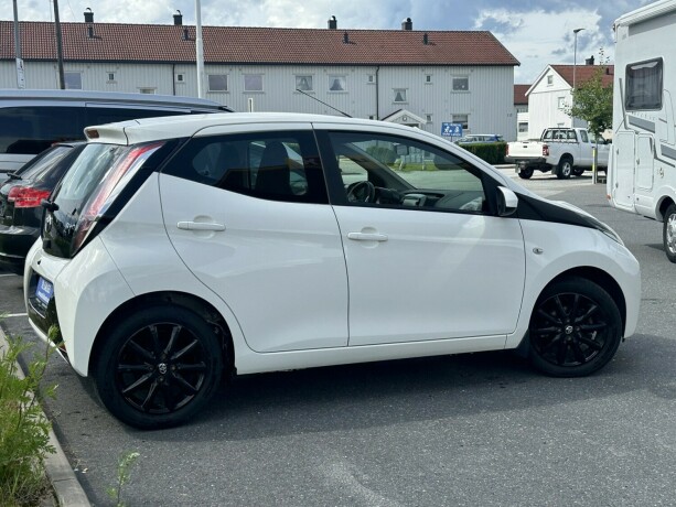 toyota-aygo-bensin-2014-big-3