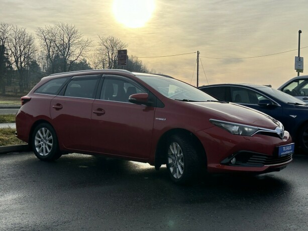 toyota-auris-elektrisitetbensin-2016-big-2