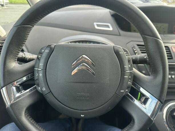 citroen-c4-picasso-diesel-2011-big-11