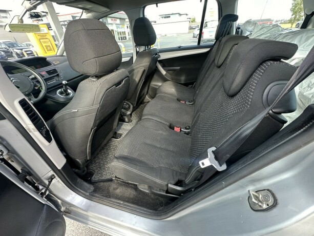 citroen-c4-picasso-diesel-2011-big-8