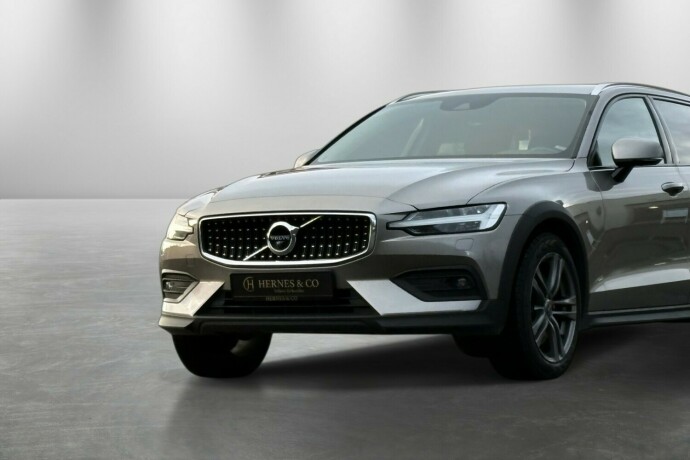 volvo-v60-cross-country-diesel-2019-big-2