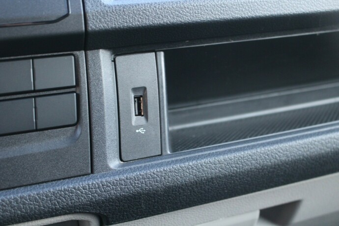 volkswagen-transporter-diesel-2019-big-25