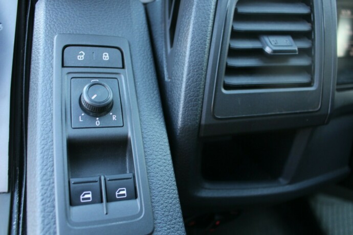 volkswagen-transporter-diesel-2019-big-13