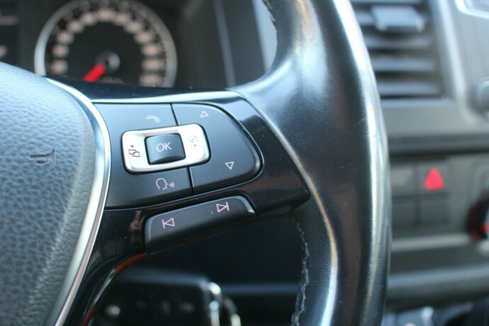 volkswagen-transporter-diesel-2019-big-18