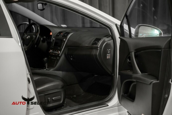 toyota-avensis-diesel-2009-big-16