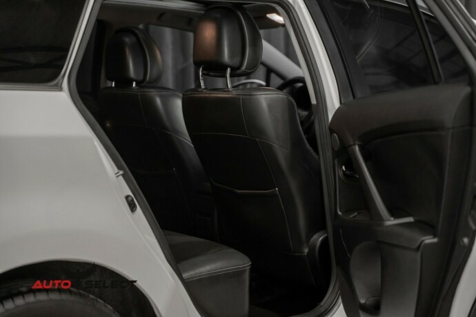 toyota-avensis-diesel-2009-big-12