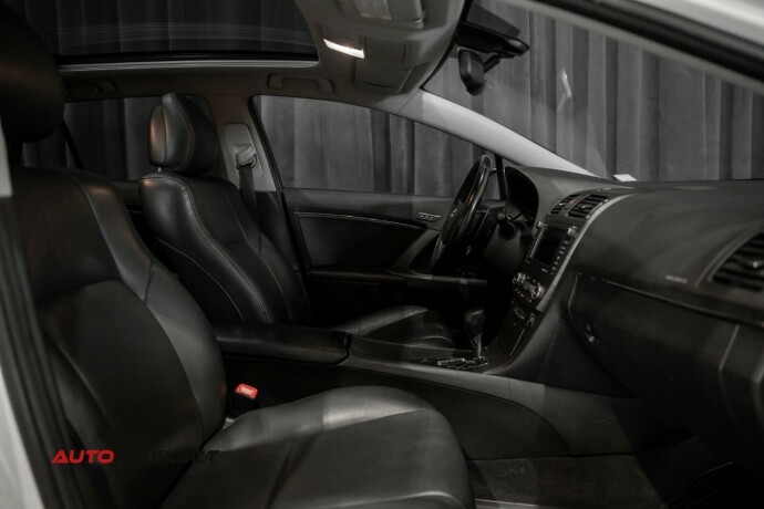 toyota-avensis-diesel-2009-big-17