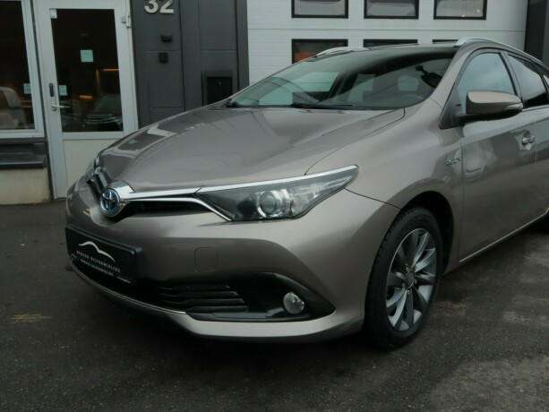 toyota-auris-elektrisitetbensin-2015-big-4