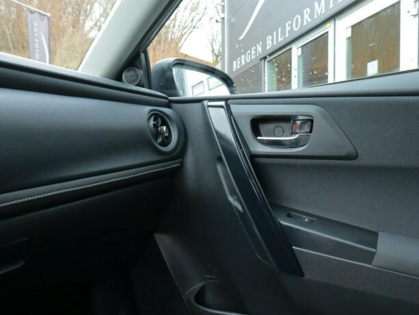 toyota-auris-elektrisitetbensin-2015-big-15