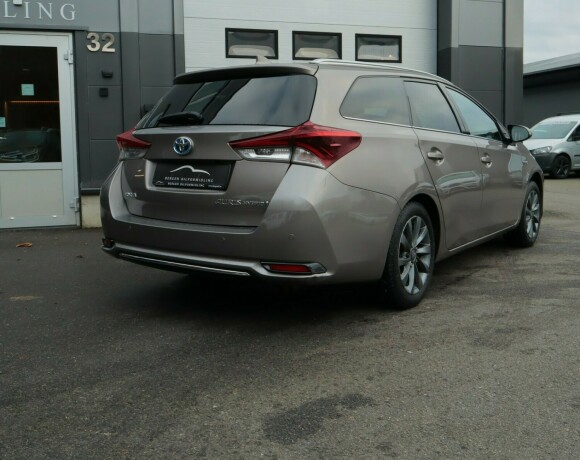 toyota-auris-elektrisitetbensin-2015-big-3