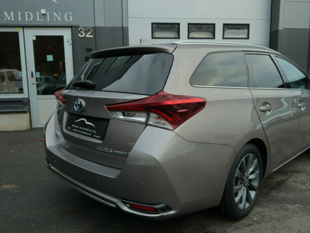 toyota-auris-elektrisitetbensin-2015-big-5