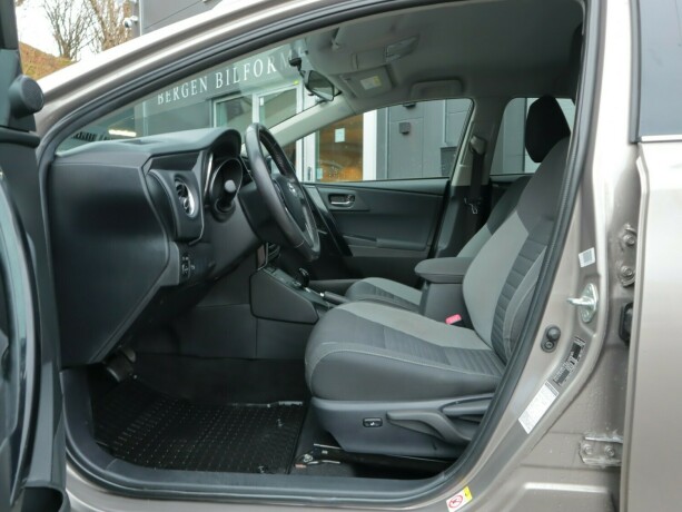 toyota-auris-elektrisitetbensin-2015-big-6