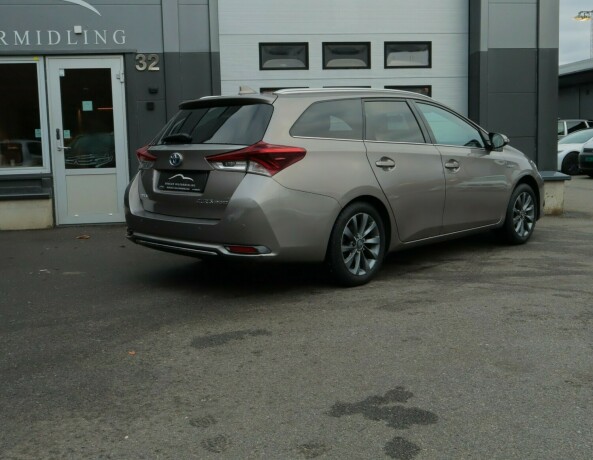 toyota-auris-elektrisitetbensin-2015-big-1