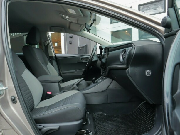 toyota-auris-elektrisitetbensin-2015-big-9