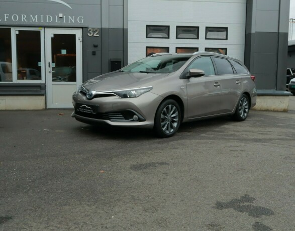 toyota-auris-elektrisitetbensin-2015-big-0