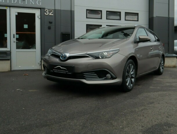 toyota-auris-elektrisitetbensin-2015-big-2