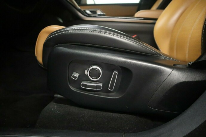 land-rover-range-rover-velar-bensin-2018-big-12