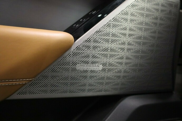 land-rover-range-rover-velar-bensin-2018-big-37